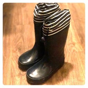 Rain boots with washable material inside